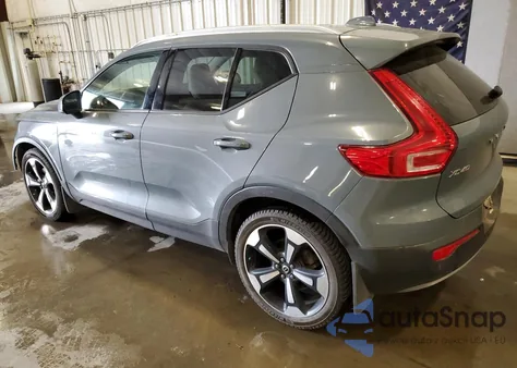 2021 Volvo Xc40 T5 Momentum z USA, uszkodzony, nr VIN YV4162UK4M2430275